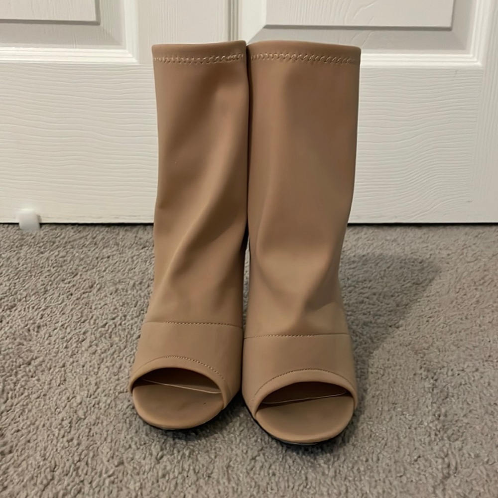 Cape robbins heels
